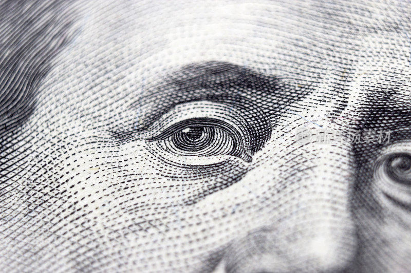 印有本杰明·富兰克林眼睛画像的一百美元钞票碎片。One hundred.